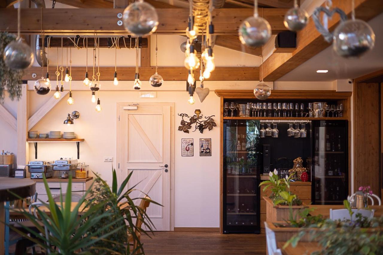 Hotel Mclimon Nový Jičín エクステリア 写真
