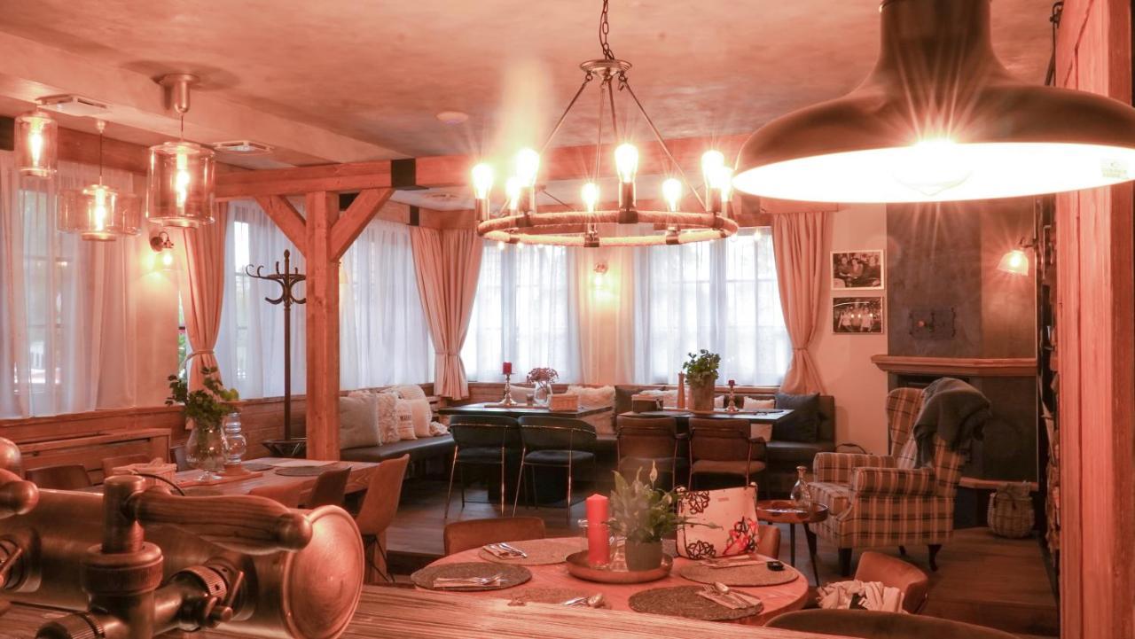 Hotel Mclimon Nový Jičín エクステリア 写真